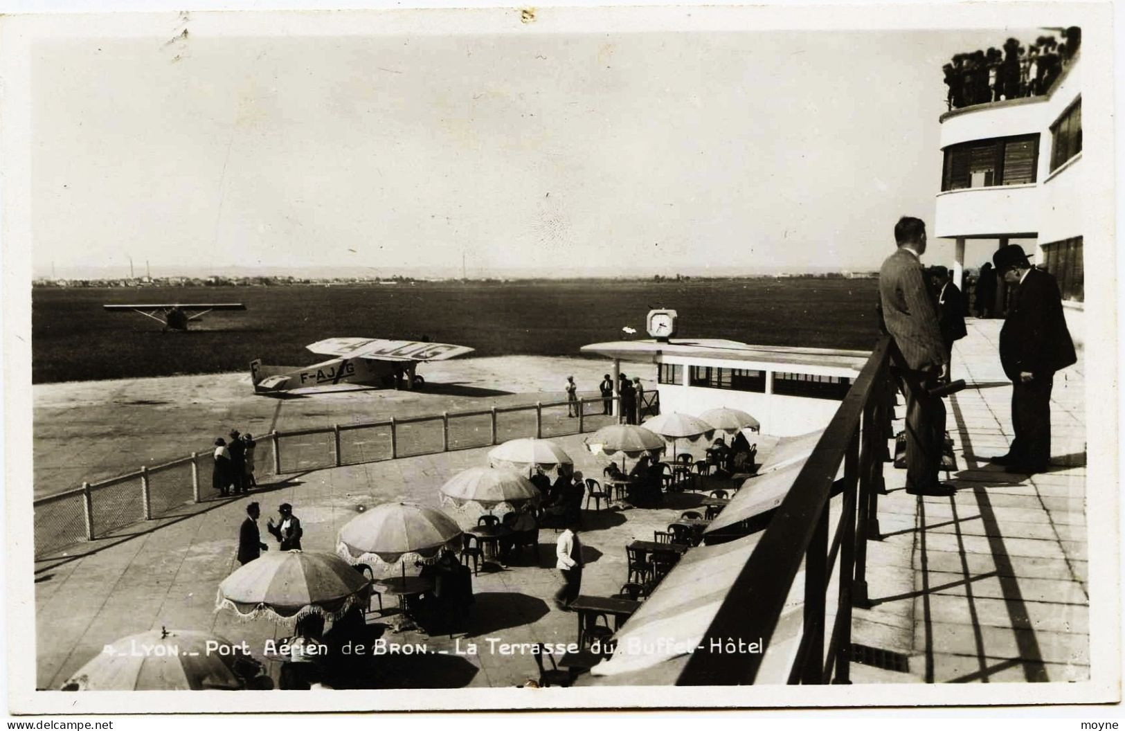 2984 - Rhone -  BRON , PORT AERIEN -  LA TERRASSE DU BUFFET HOTEL   Circulée - Avions - Bron