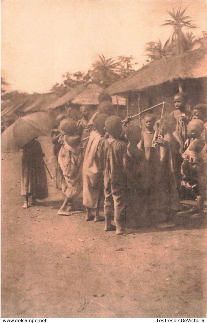 CONGO BELGE - Au Village Chrétien - Enfants Au Jeu - Animé - Carte Postale Ancienne - Congo Belga