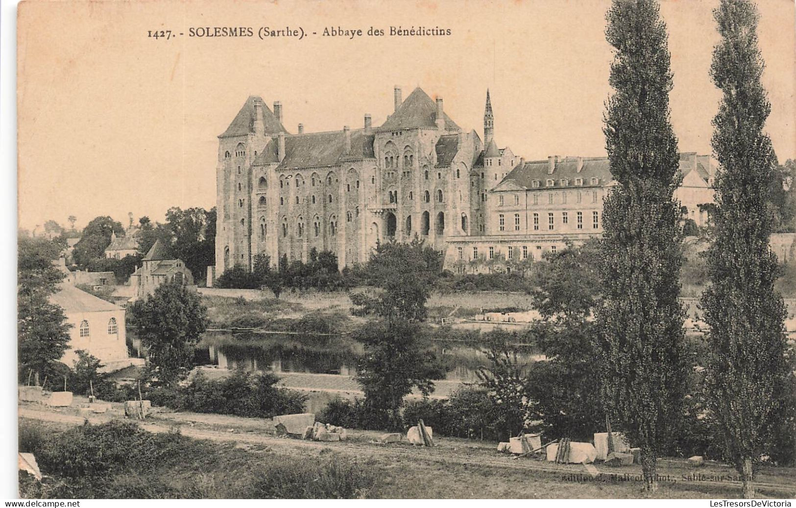 FRANCE - Solesmes (Sarthe) - Abbaye Des Bénédictins - Vue D'ensemble - De L'extérieure - Carte Postale Ancienne - Solesmes