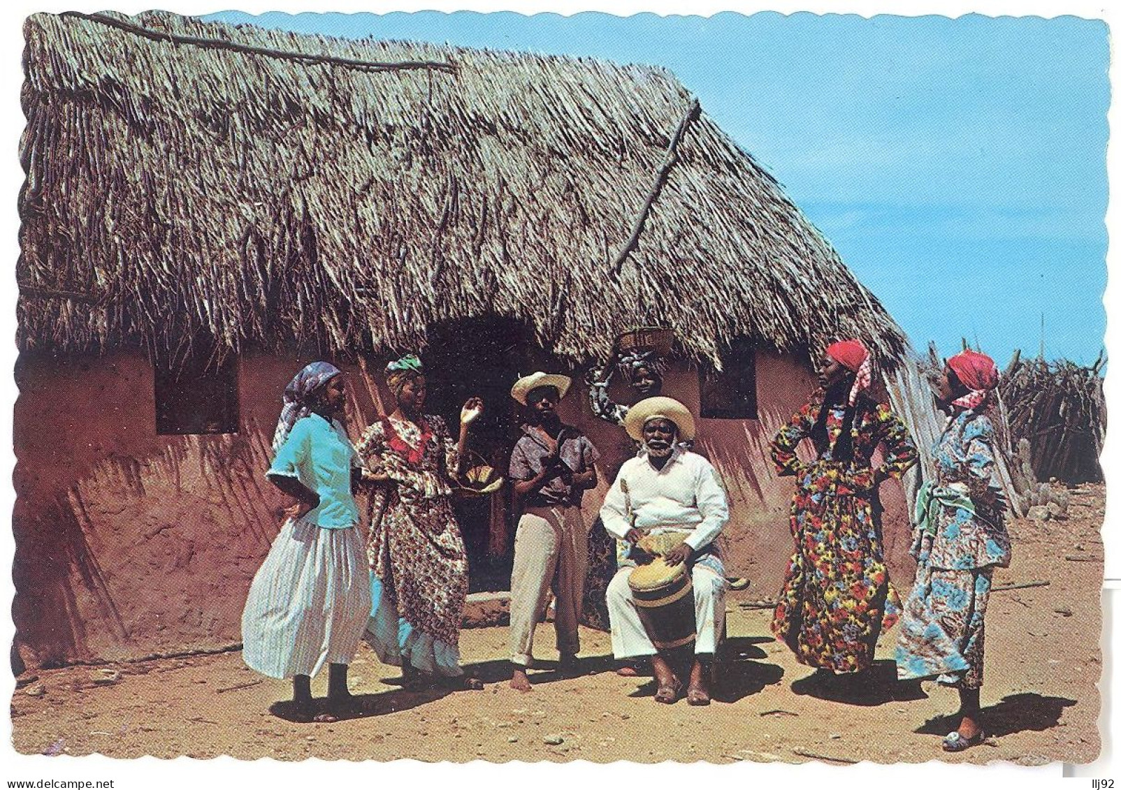 CPSM GF Antilles Néerlandaises - CURACAO - Group In Native Costumes In Front Of Typical ""Kunuku"" House In Curaçao - Curaçao