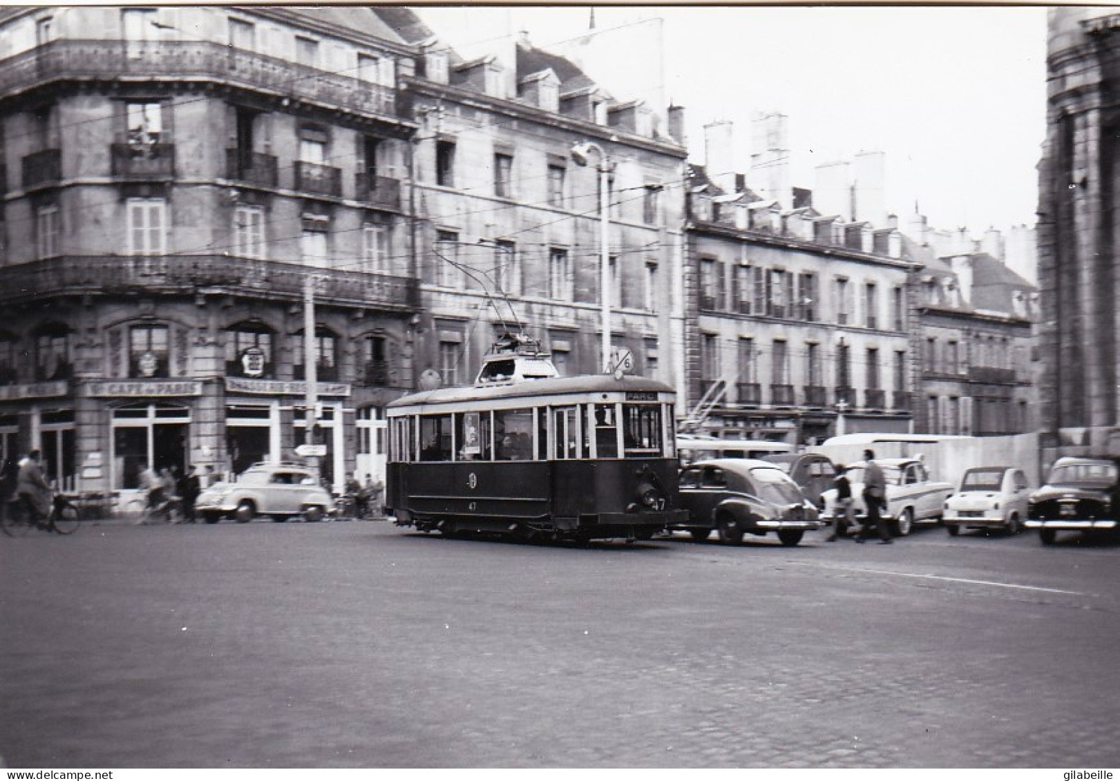 Photo  - DIJON -  1959  - Tramways Electriques Place Du Theatre Genée Par Les Voitures  - Non Classés