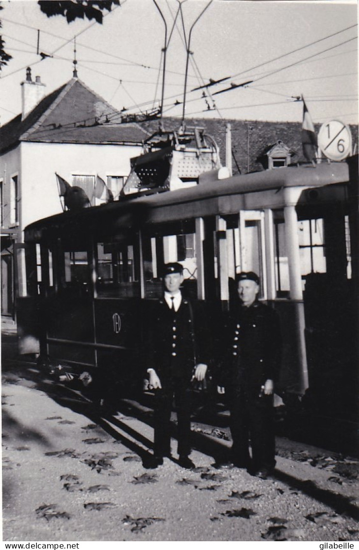 Photo - DIJON - 1960 - Employés Devant Le Tramway Electrique  - Ohne Zuordnung