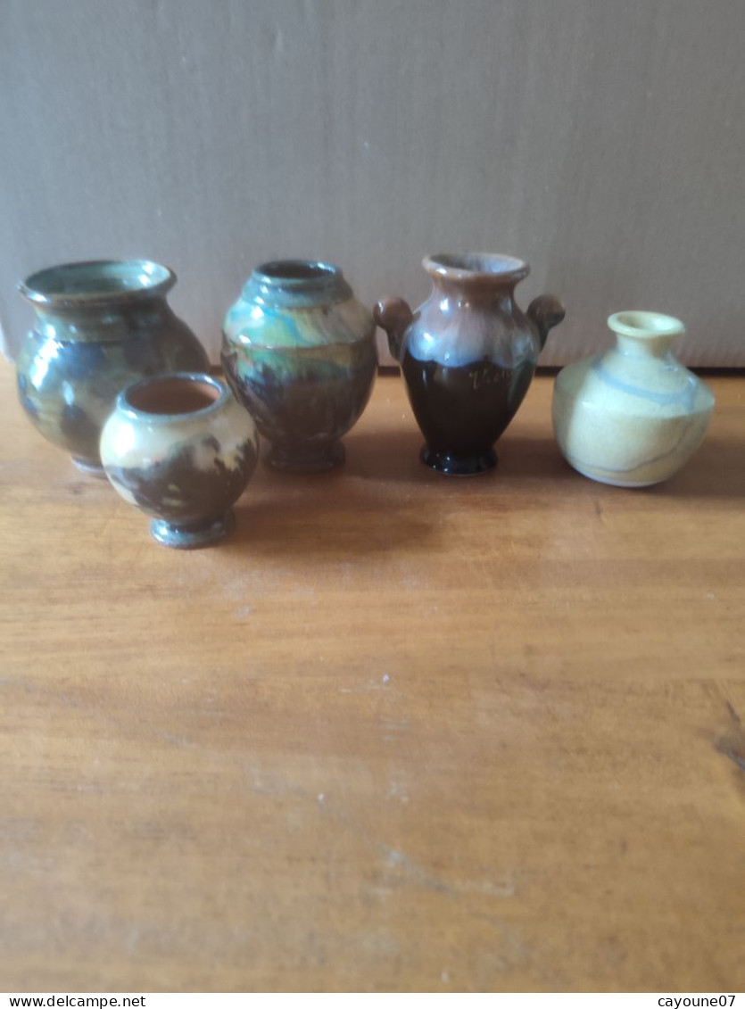 Suite De Cinq Vases Miniature En Terre Cuite Vernissée Et Faïence - Autres & Non Classés