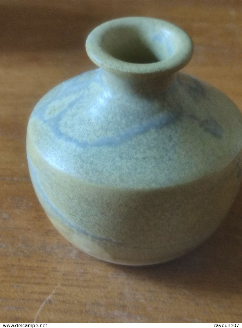 Suite de cinq vases miniature en terre cuite vernissée et faïence