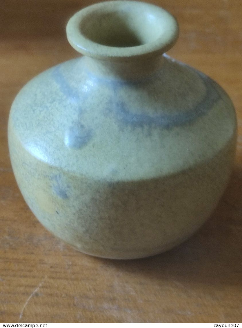 Suite de cinq vases miniature en terre cuite vernissée et faïence