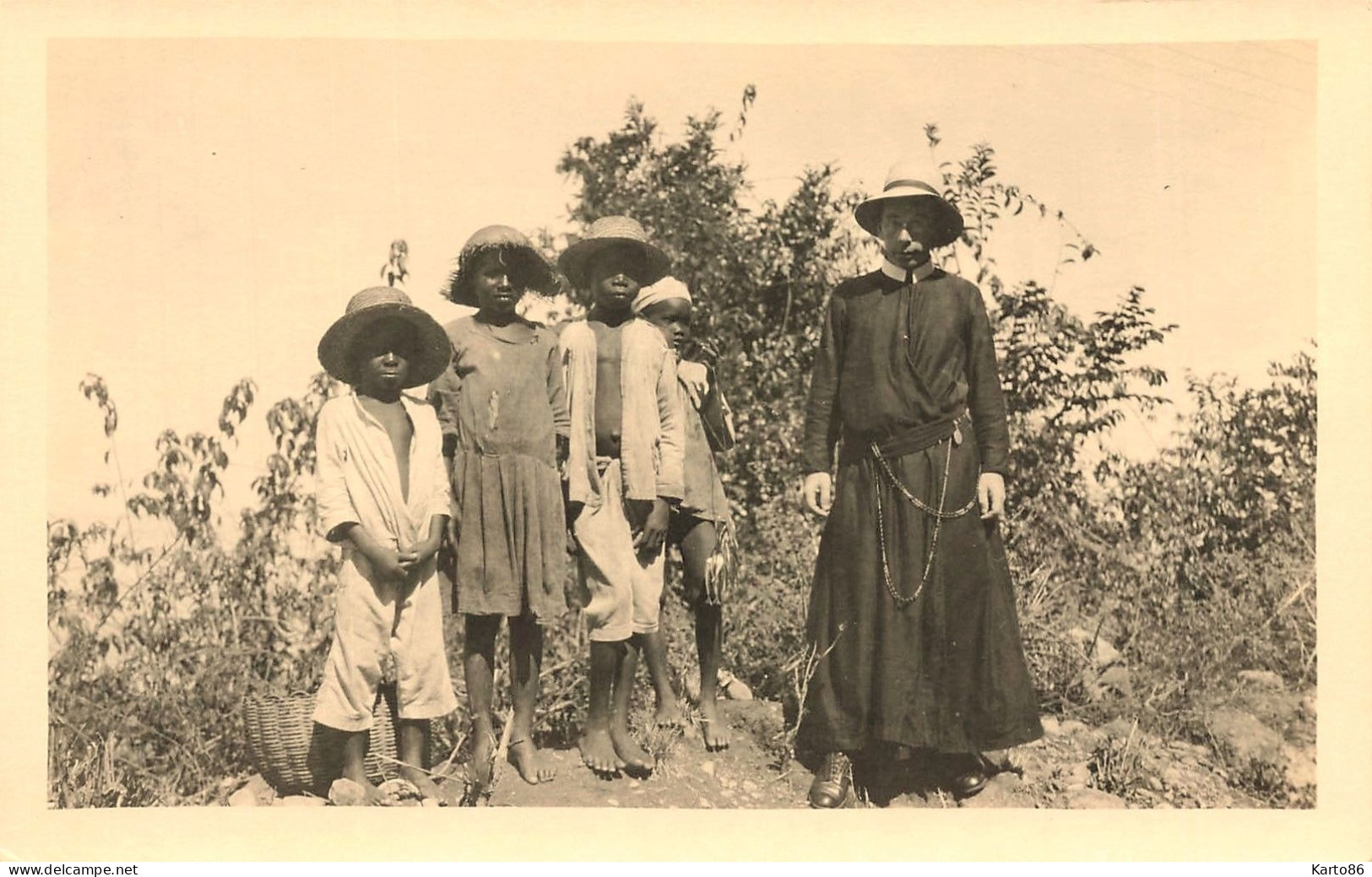 Mahaut , La Dominique , Antilles * Carte Photo *le Père ALPHONSE Et 4 Natifs Sur La Route * Antilla - Dominique