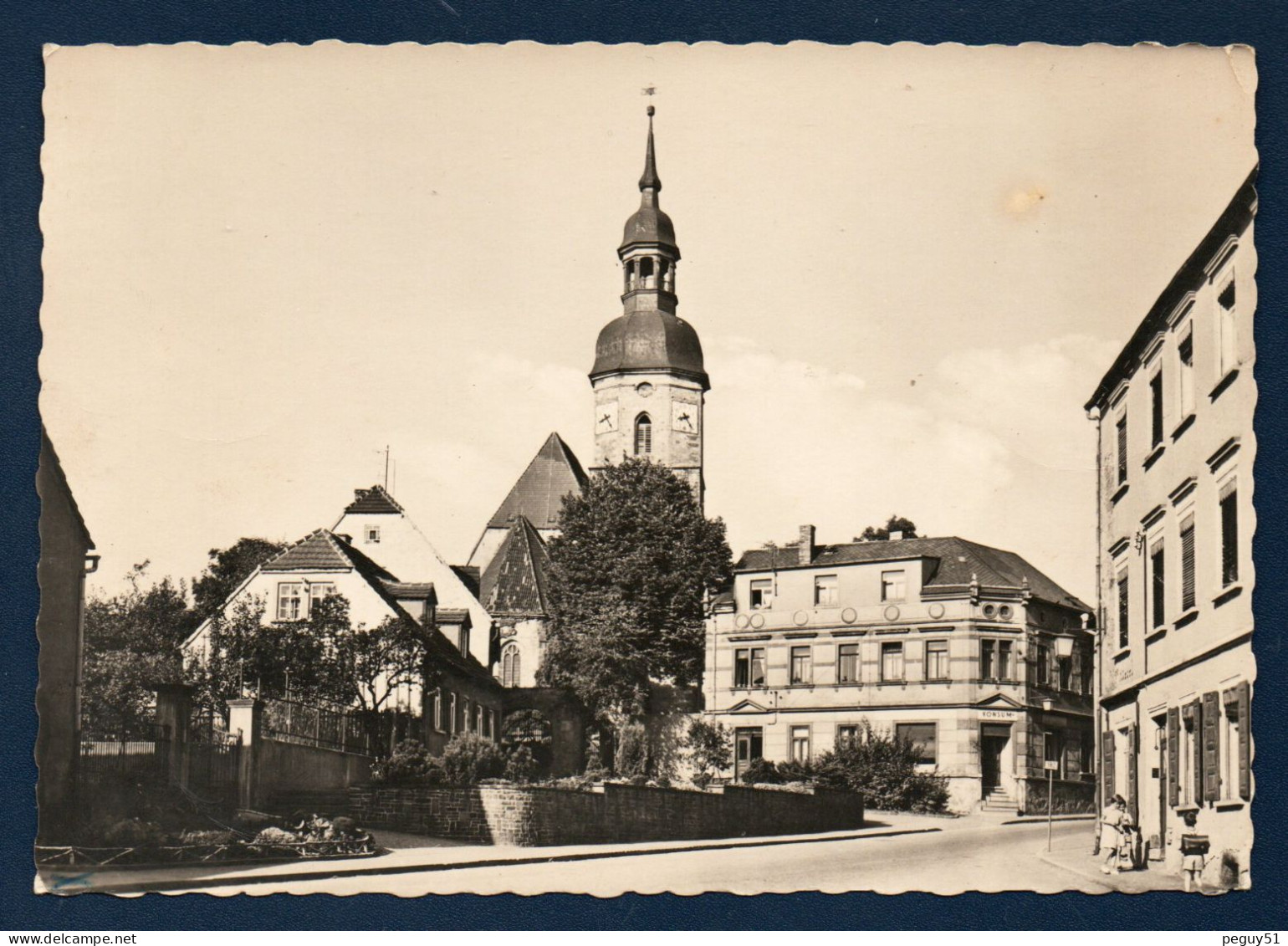 Strehla ( Kreis Riesa). Torgauer Strasse.  Kirche. Konsum ( épicerie). - Riesa