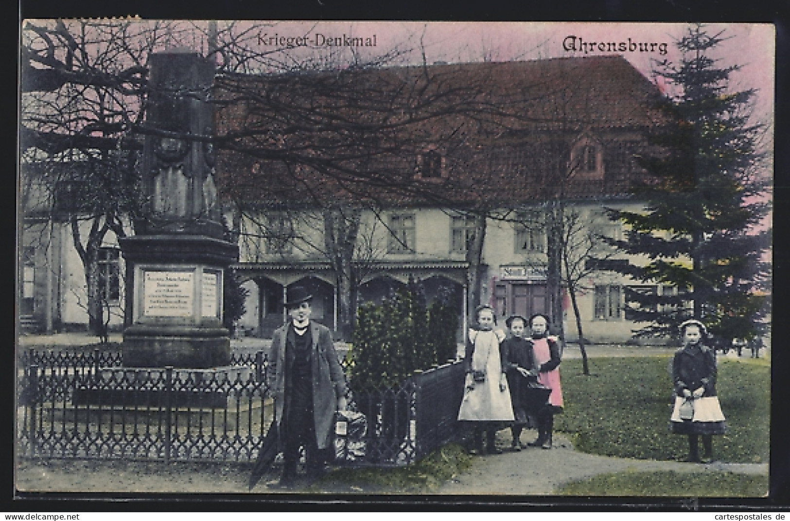 AK Ahrensburg / Holstein, Passanten Am Kriegerdenkmal  - Ahrensburg