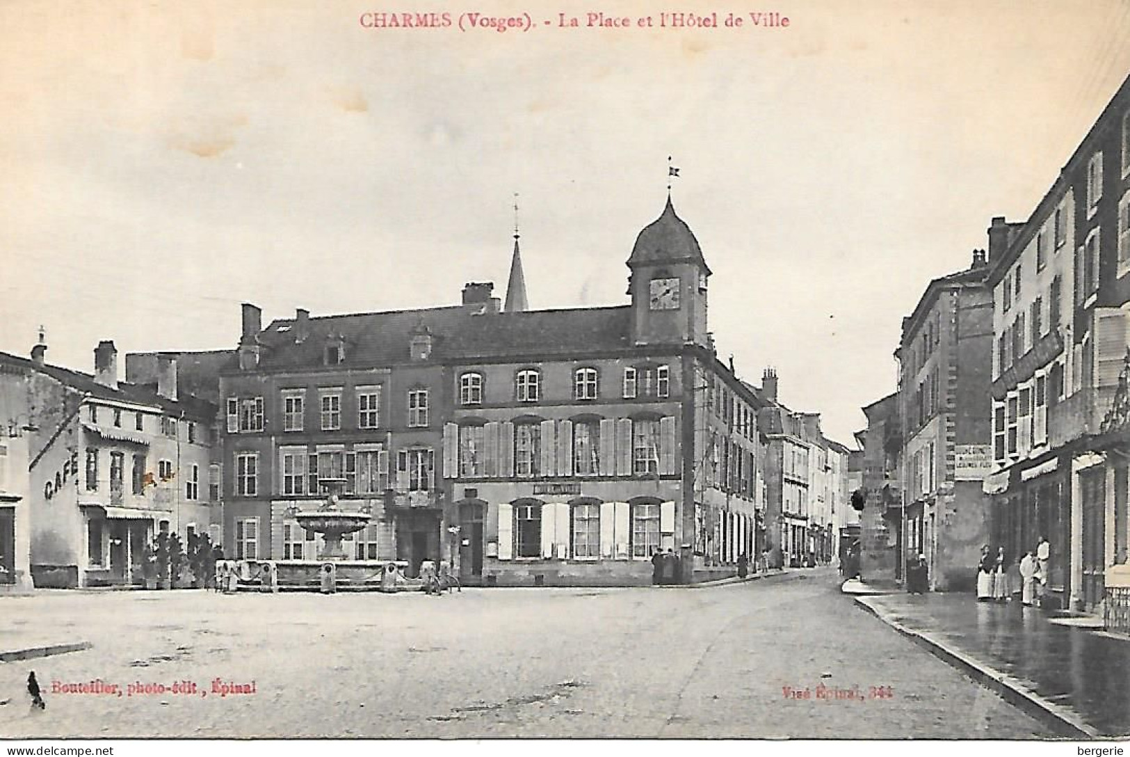 C/235             88    Charmes     -    La Place De L'hotel De Ville - Charmes