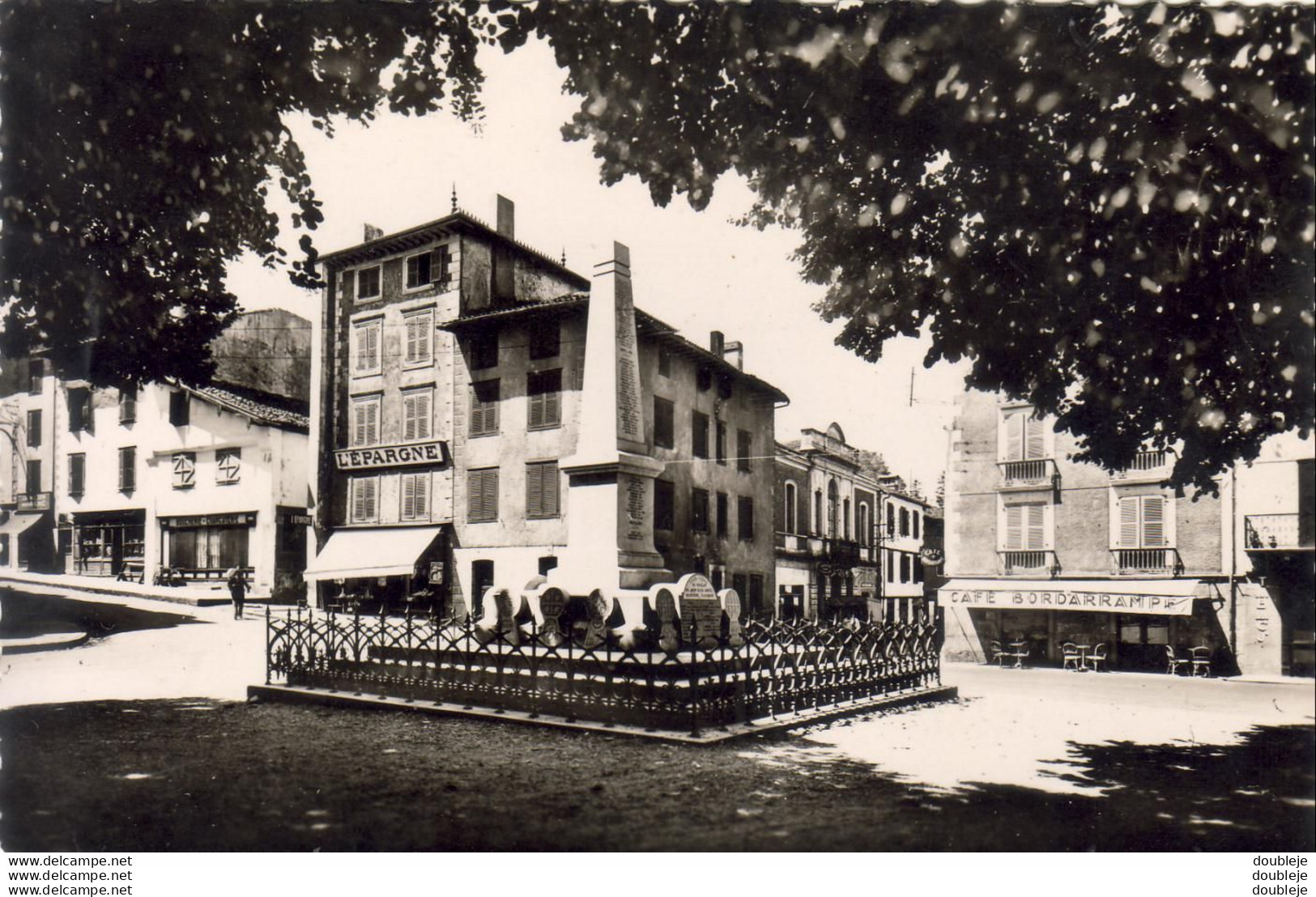 D64  HASPARREN  La Place De L'Église Et Le Monument Aux Morts - Hasparren