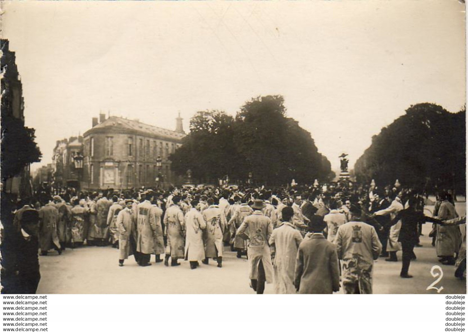 D75  PARIS CARTE PHOTO Monôme D'Etudiants  (4)  ( Sur Deux Des Photos On Voit écrit I.N.A Sur Les Blou - Enseignement, Ecoles Et Universités