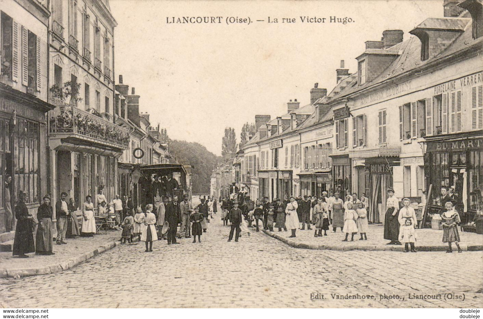 D60  LIANCOURT  La Rue Victor Hugo  ...... Vue Peu Courante - Liancourt