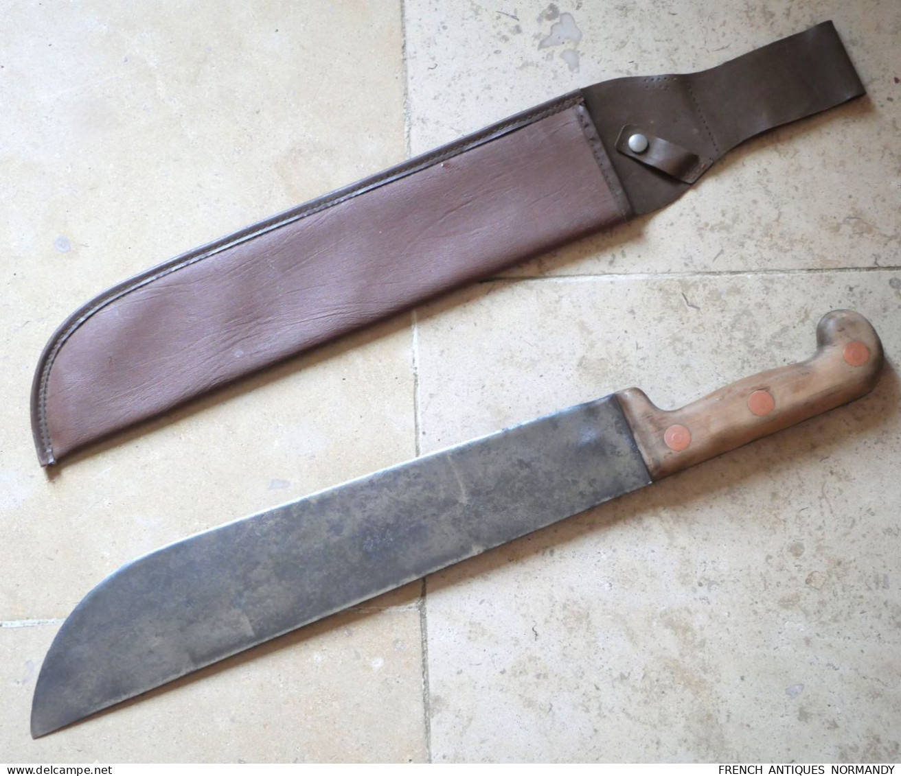 Couteau Machette Avec étui Sans Doute Militaire - époque Après Guerre Ou WWII   Longueur Lame 39 Cm - Blankwaffen