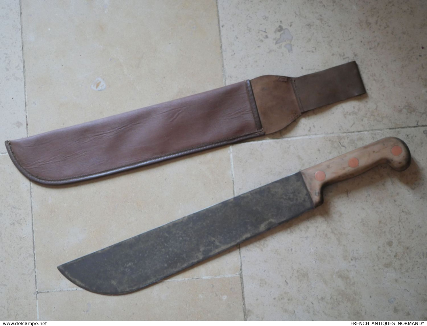 Couteau Machette Avec étui Sans Doute Militaire - époque Après Guerre Ou WWII   Longueur Lame 39 Cm - Armas Blancas