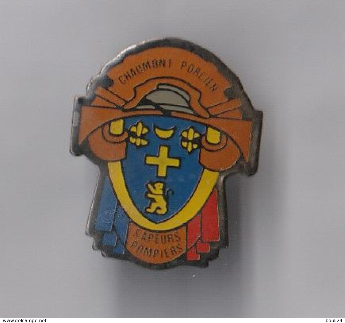 PIN'S THEME POMPIERS  DE CHAUMONT PORCIEN DANS LES ARDENNES - Pompiers