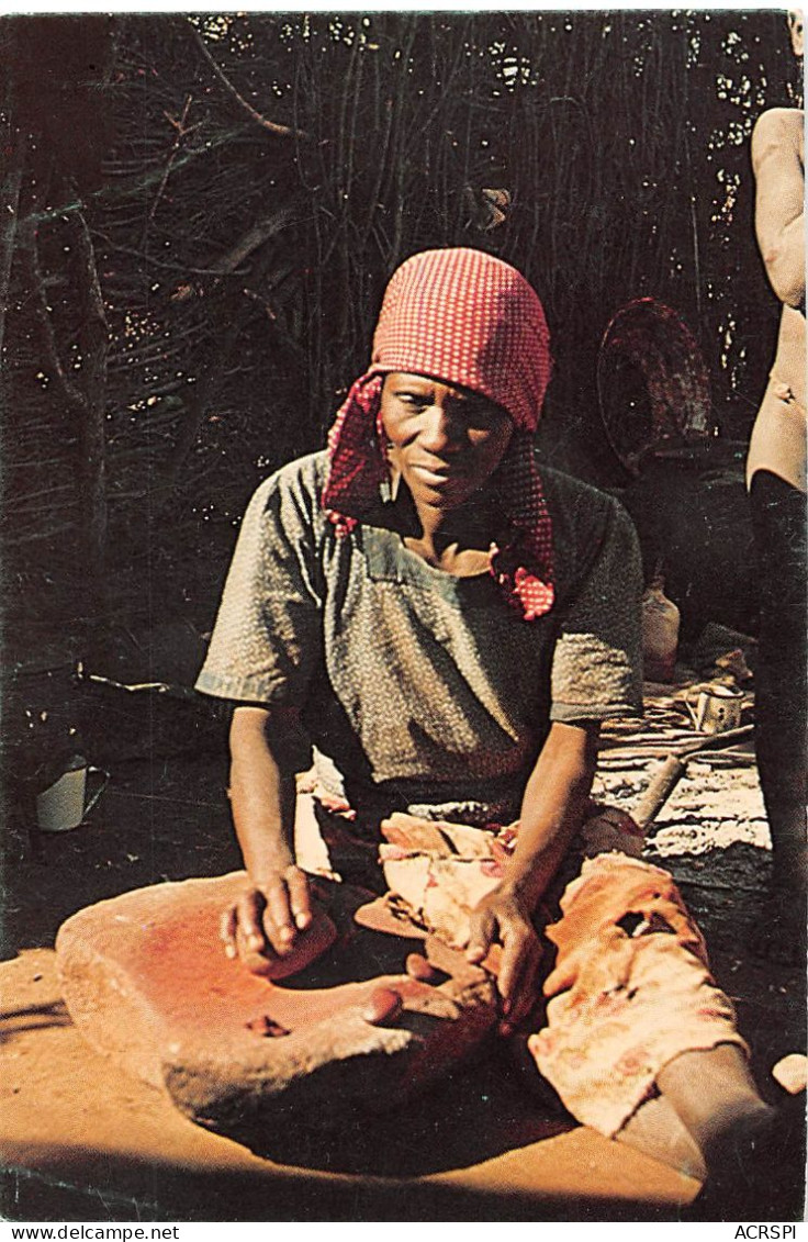 BOTSWANA Moshaneng  Kgatla Potter Grinding Ochre édition Alec Campbell GAROBONE  (2 Scans) N°26 \MP7111 - Botswana