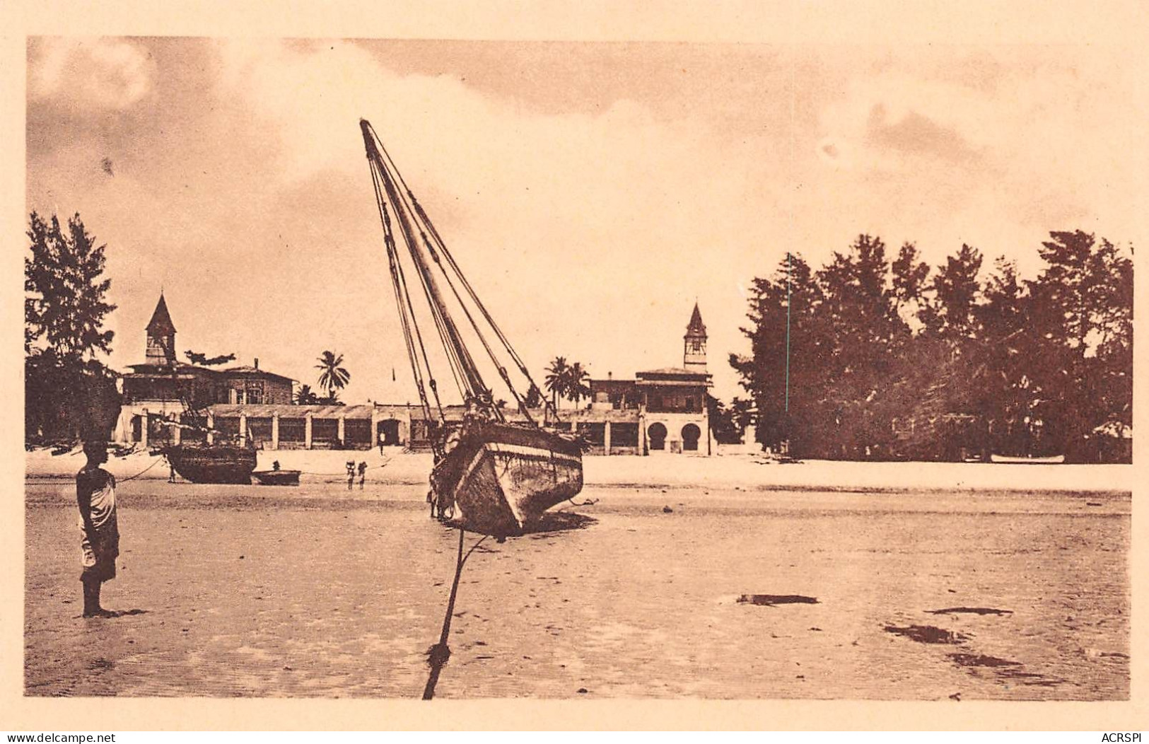 TANZANIE Plage De BAGAMOYO Un Dhow Echoue Dos Vierge (Scans R/V) N° 55 \MP7109 - Tanzania