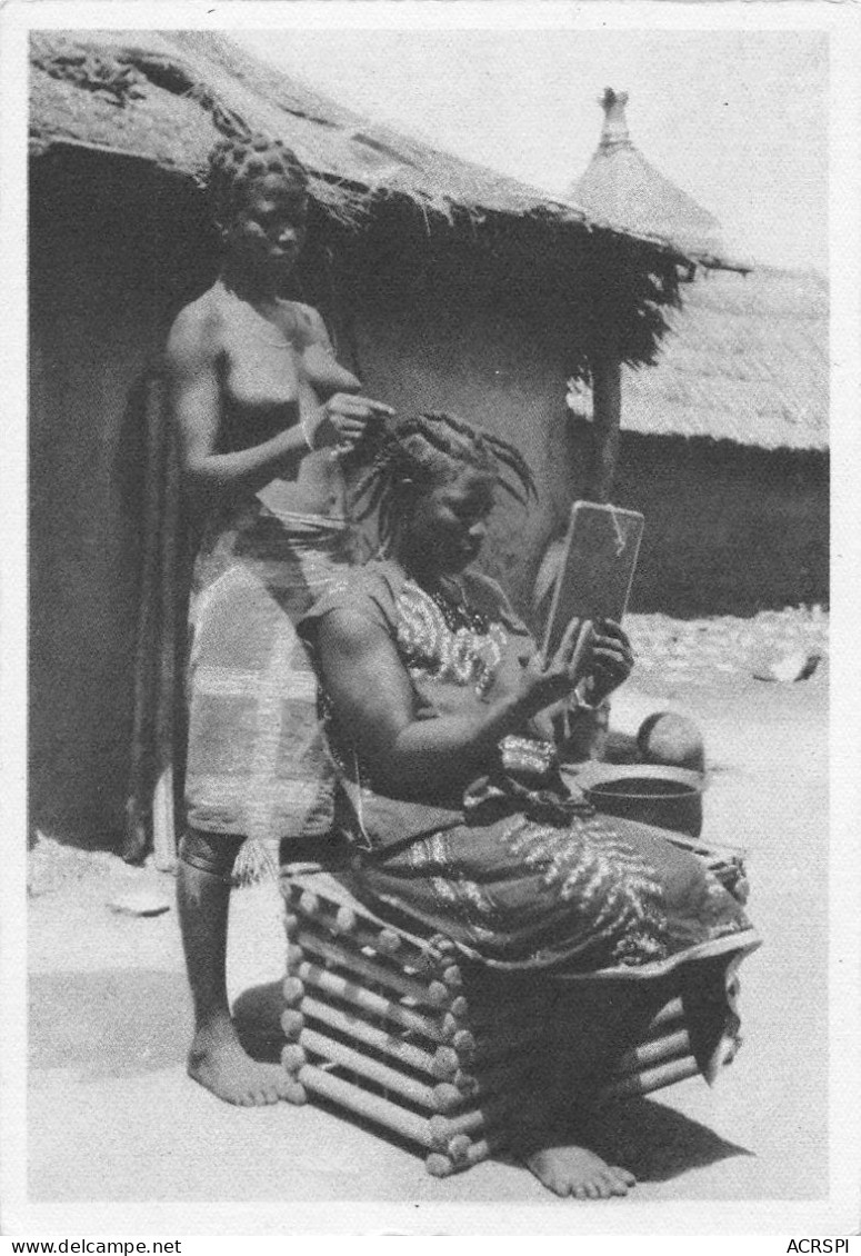 TOGO Lomé Coiffure à Domicile Femme Seins Nus  (Scan R/V) N° 55 \MP7135 - Togo
