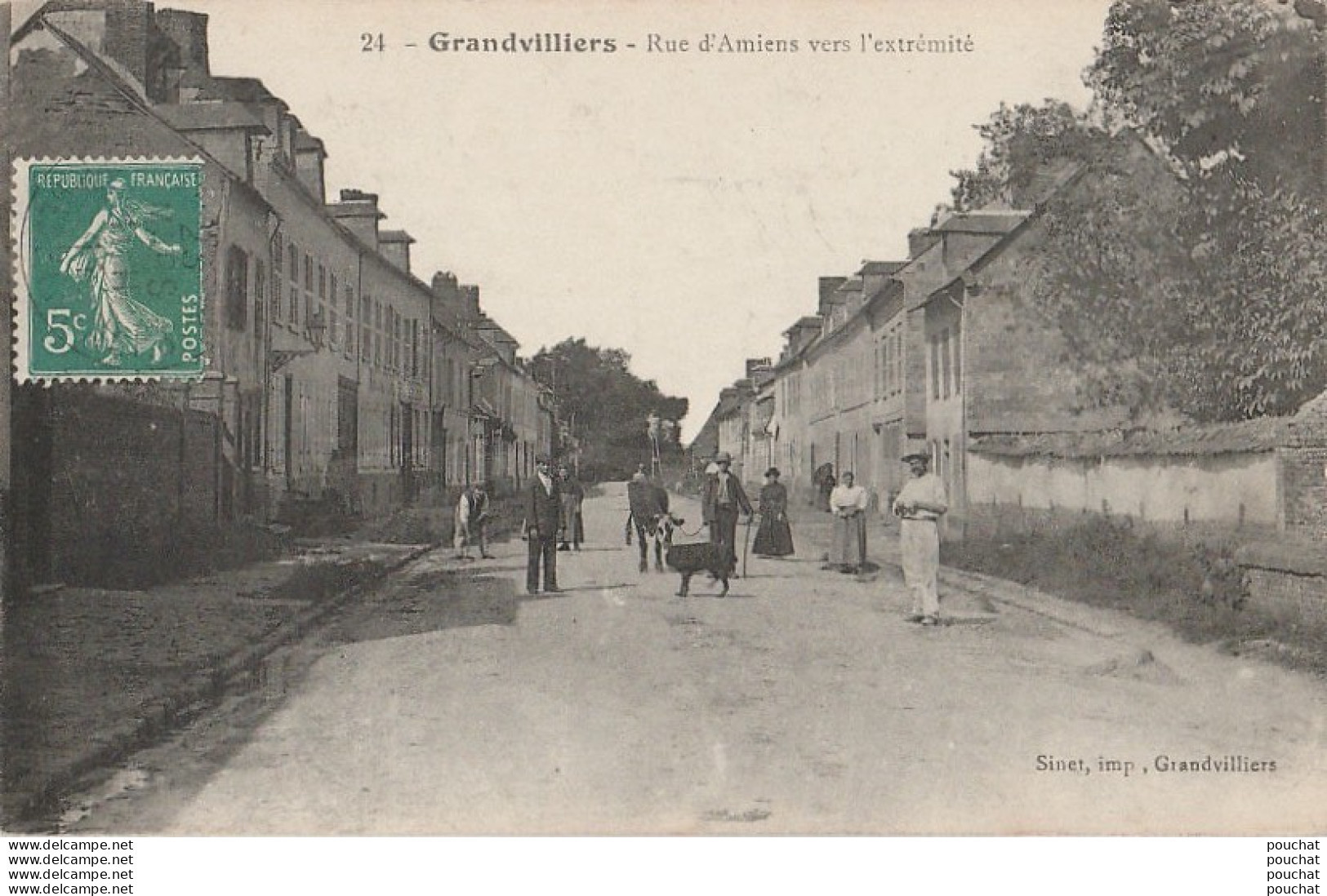 U11-60) GRANDVILLIERS -  RUE D ' AMIENS VERS L ' EXTREMITE - ( ANIMATION - HABITANTS ) - Grandvilliers