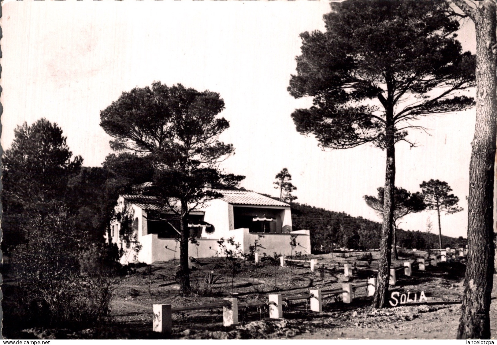 83 - LES ISSAMBRES / LES CALANQUES DES ISSAMBRES - LE NOUVEAU VILLAGE PROVENCAL - Les Issambres