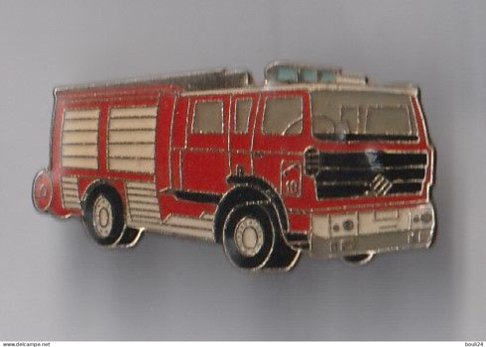 PIN'S   THEME POMPIERS  VEHICULE  CONTRE LE FEU  BERLIET - Feuerwehr