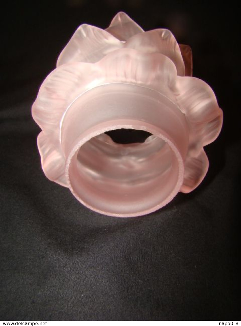 3 Tulipes En Forme De Rose En Verre Dépoli Satiné De Couleur Rose Pour Griffe De 57 Mm - Luminaires & Lustres