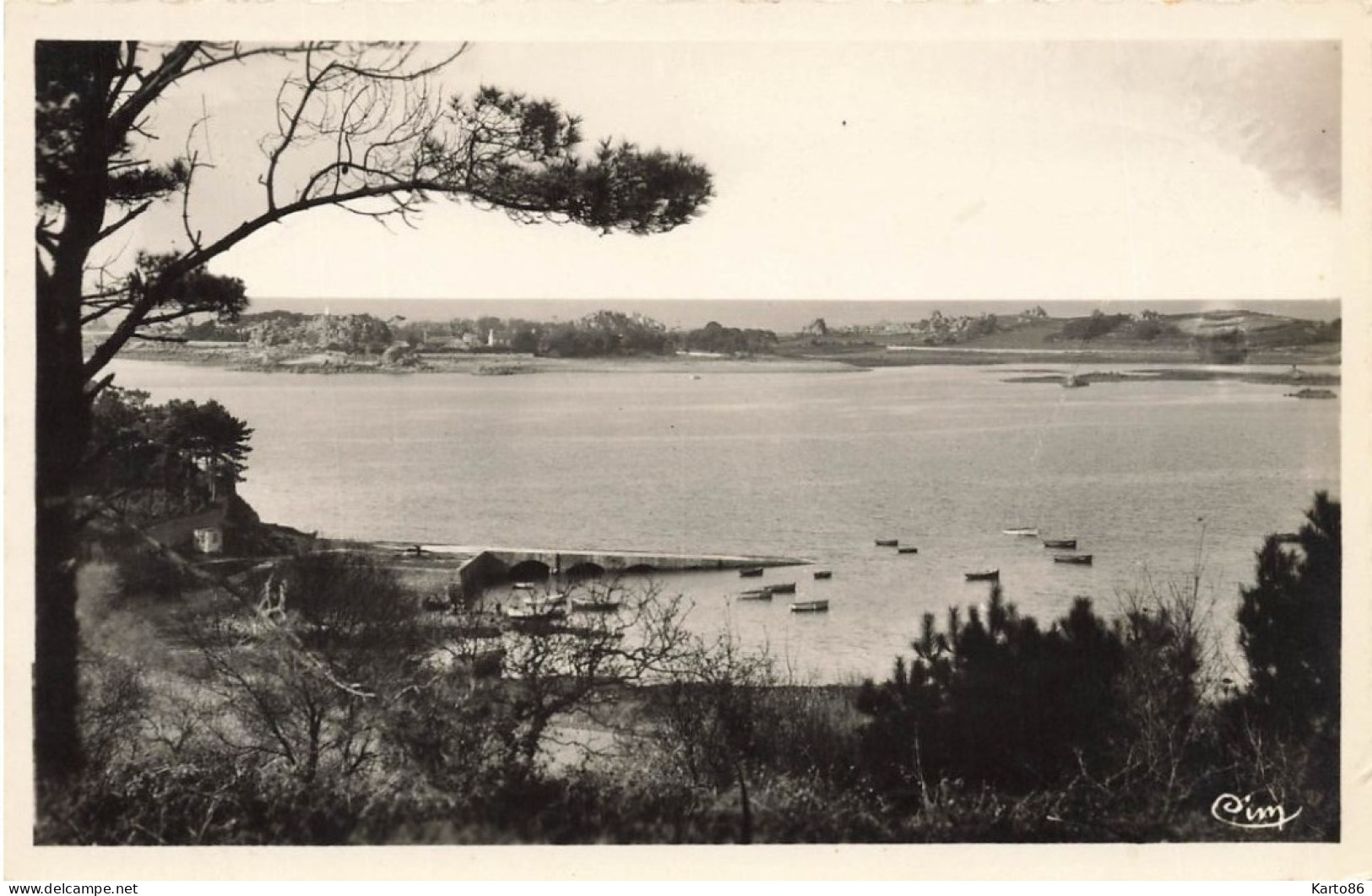 Penvénan * Port Blanc * Le Port Et Au Fond Les Iles - Penvénan