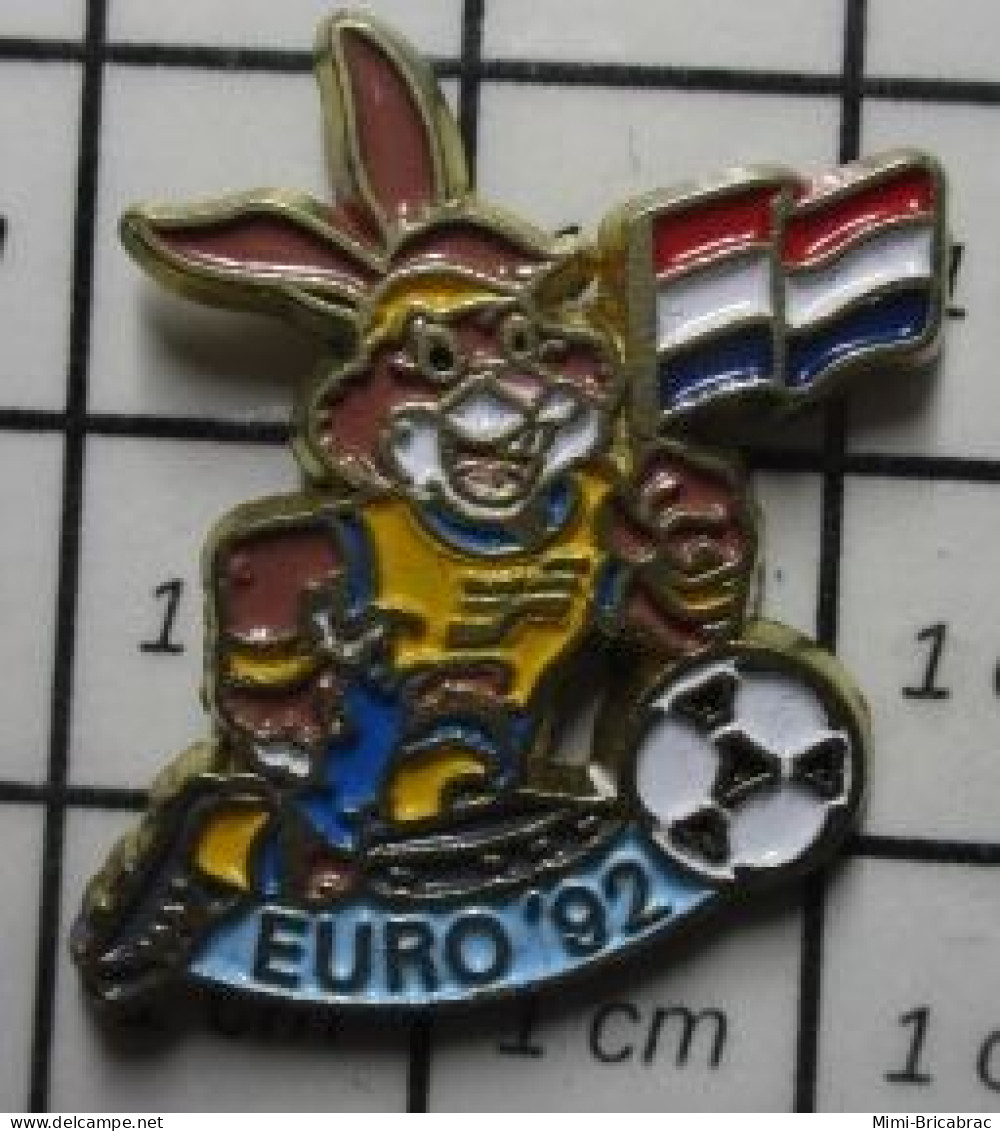 713b Pin's Pins / Beau Et Rare / SPORTS / FOOTBALL EURO SUEDE 192 LAPIN LIEVRE DRAPEAU HOLLANDE - Fútbol