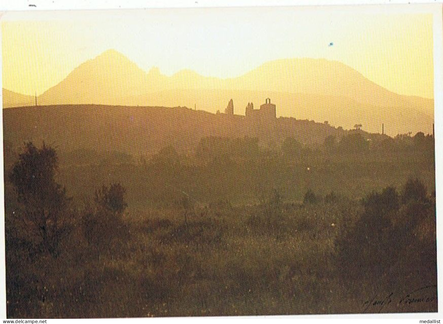 CPM..34..GANGES..DANS SON DECOR DE MONTAGNE..L'EGLISETTE AU COUCHER DU SOLEIL - Ganges