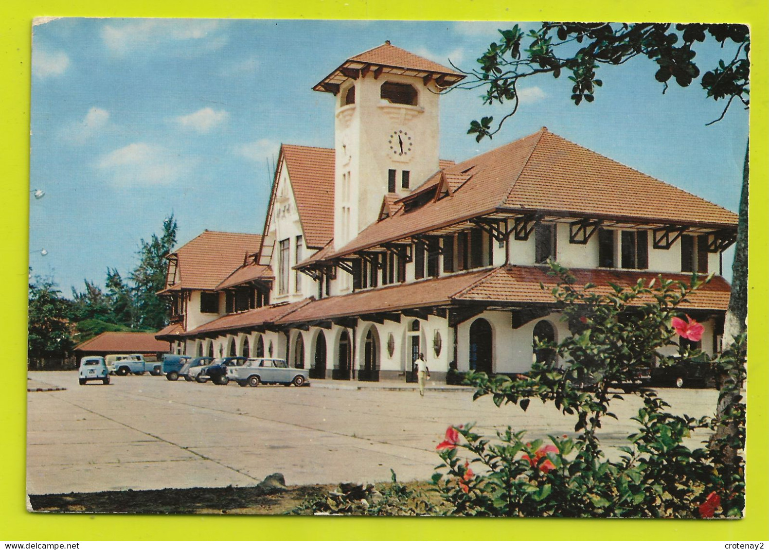 République Du Congo POINTE NOIRE N°4677 LA GARE Renault 4L Citroën 2CV Camionnette Fiat VOIR DOS Et Timbre En 1969 - Pointe-Noire