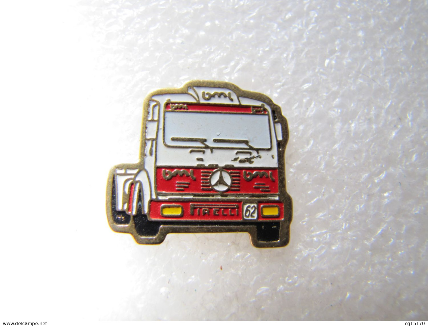 PIN'S     CAMION  MERCEDES-BENZ  PIRELLI - Transports