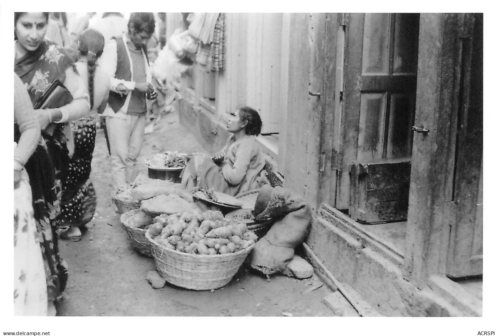 NEPAL KATMANDOU Marchande De Tubercules  Au Marché à Mahaboudha Année 1984  Katmandhu  Katmandu KATHMANDU N°  64 \MR8073 - Népal