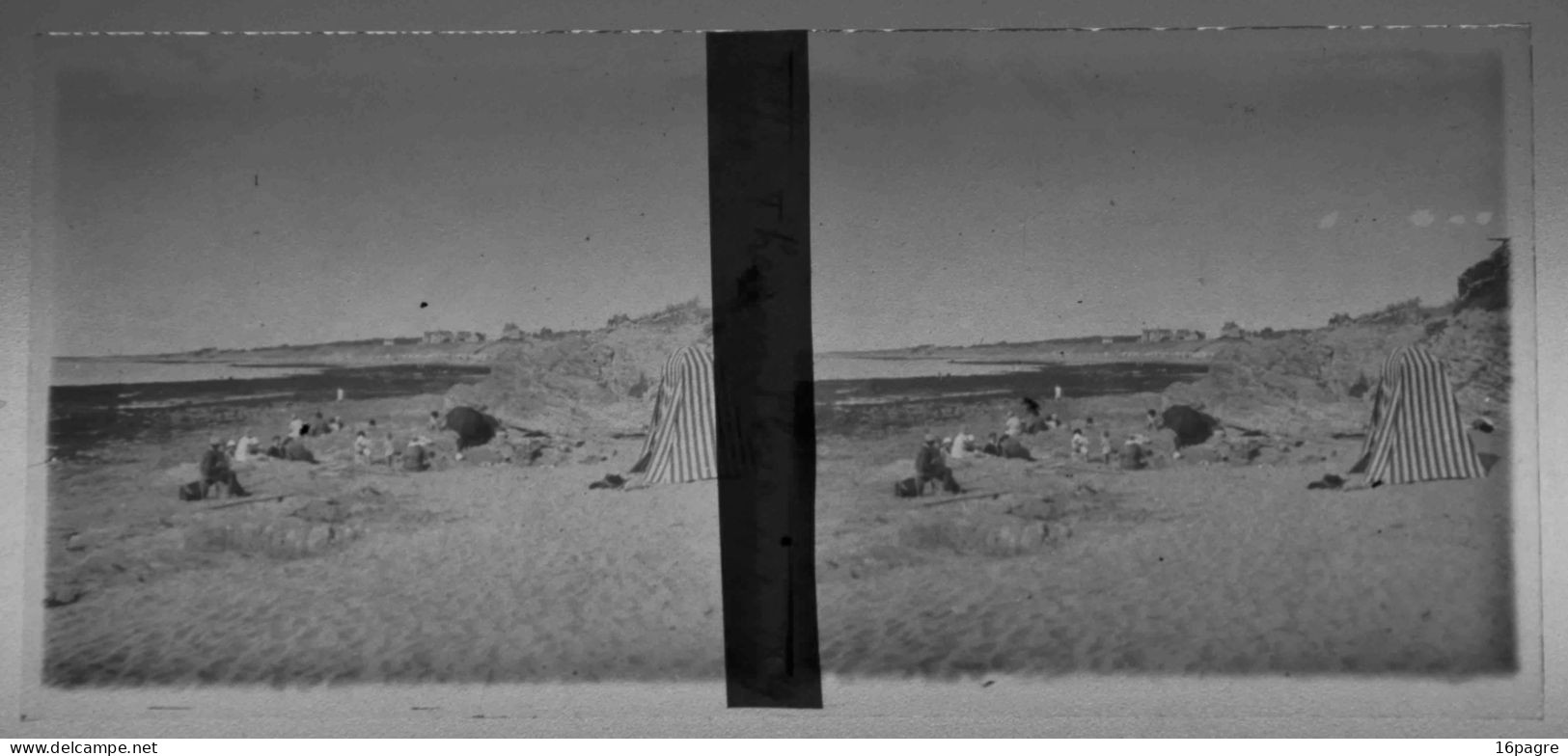 LOT DE DEUX PLAQUES DE VERRE STÉRÉO. PLAGE DE THARON AVEC CABINES ET TENTES. 1929. LOIRE-ATLANTIQUE - Diapositivas De Vidrio