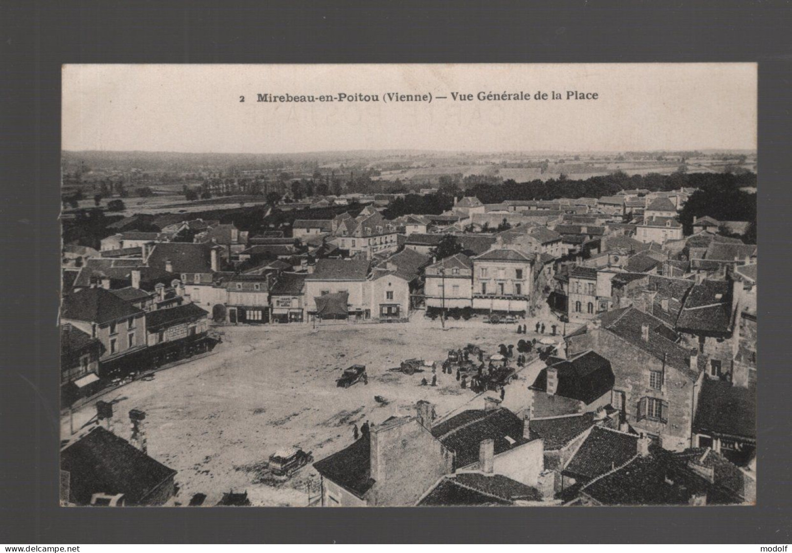 CPA - 86 - Mirebeau-en-Poitou - Vue Générale De La Place - Circulée - Mirebeau