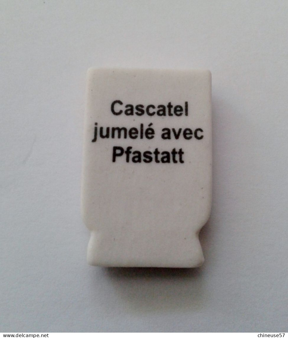 Fève Perso Armoiries Cascatel Jumélé Avec Pfastatt (alsace) - Regio's