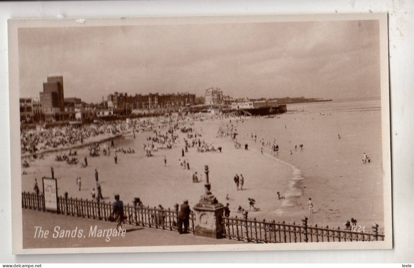DB54. Vintage Postcard.  The Sands, Margate. Kent. - Caernarvonshire