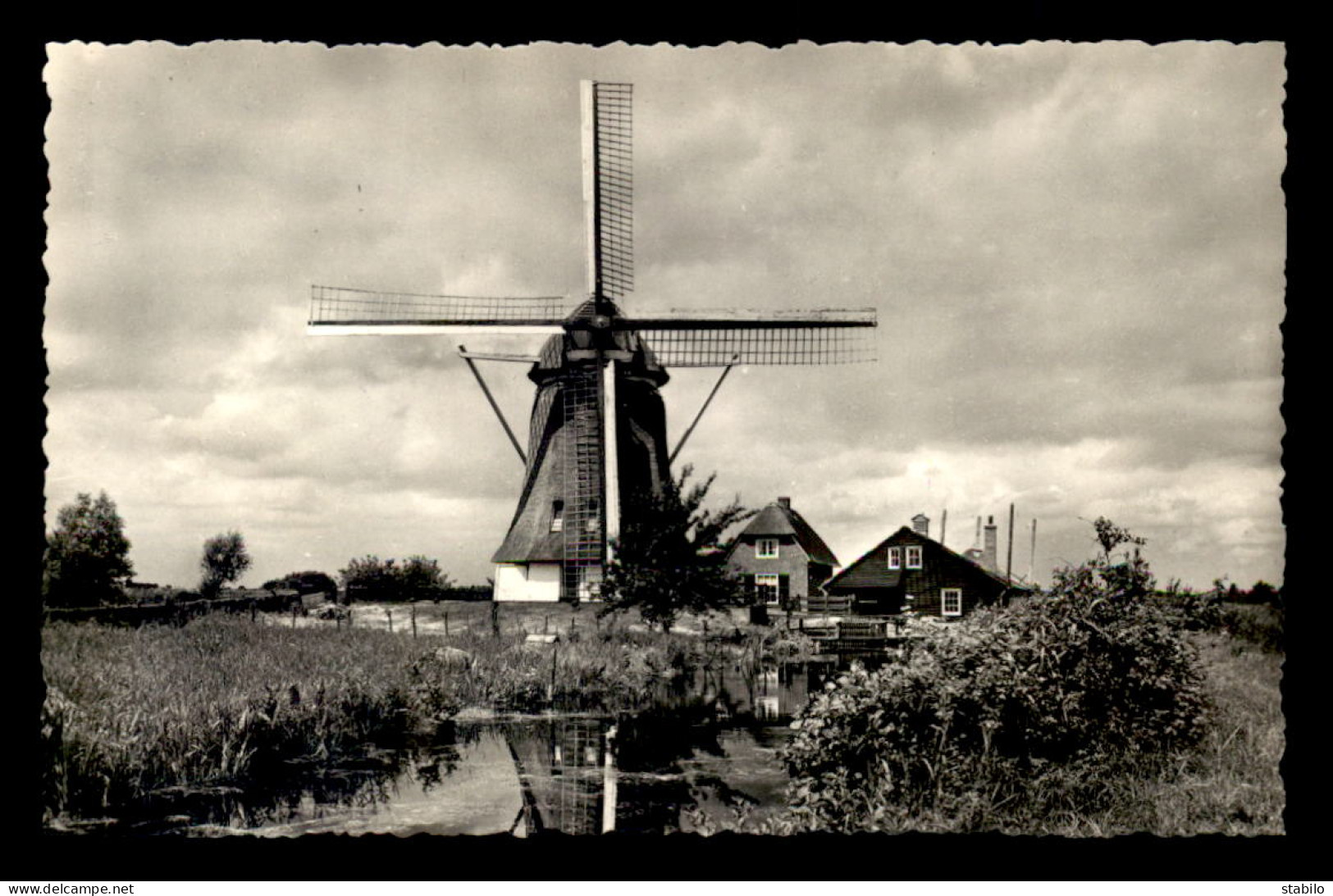 PAYS-BAS - NAARDEN - WATERMOLEN  - MOULIN A VENT - Naarden