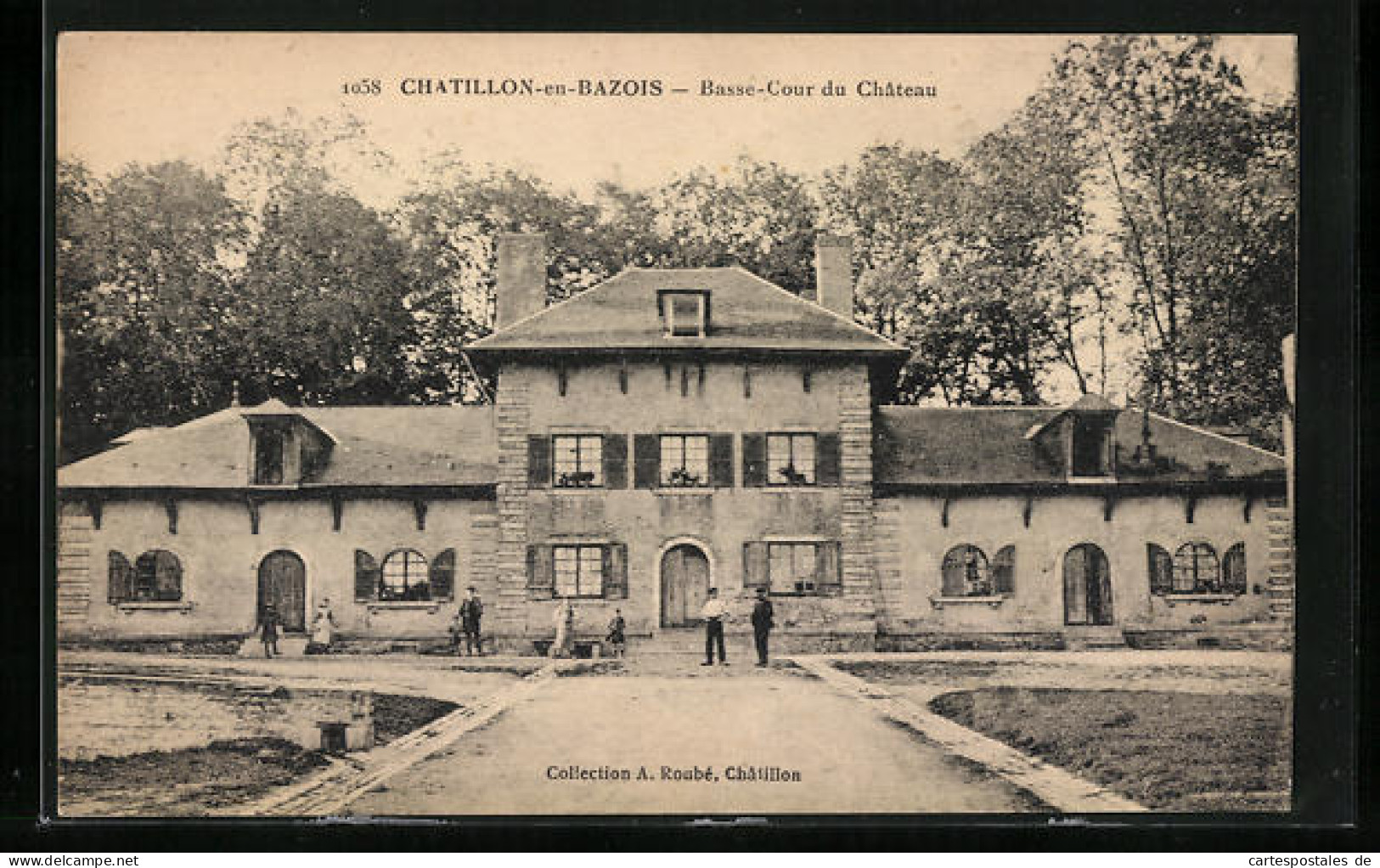CPA Chatillon-en-Bazois, Basse-Cour Du Chateau  - Chatillon En Bazois