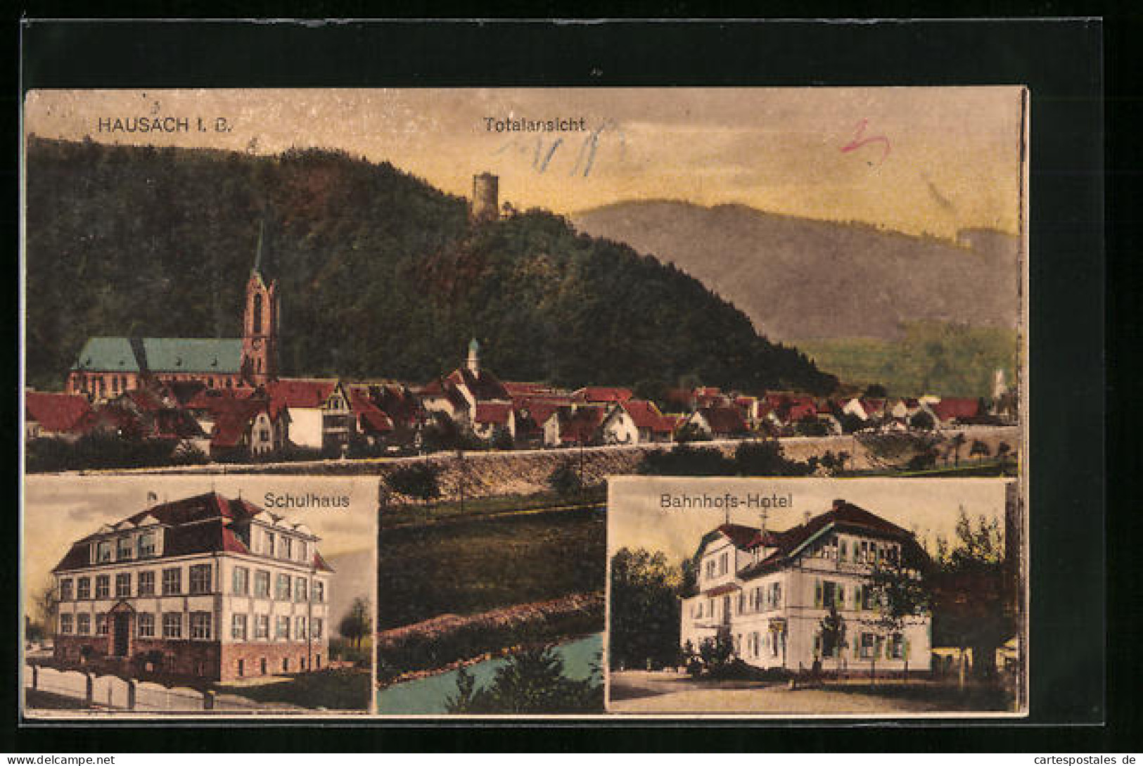 AK Hausach I. B., Bahnhofs-Hotel, Schulhaus, Totalansicht  - Hausach