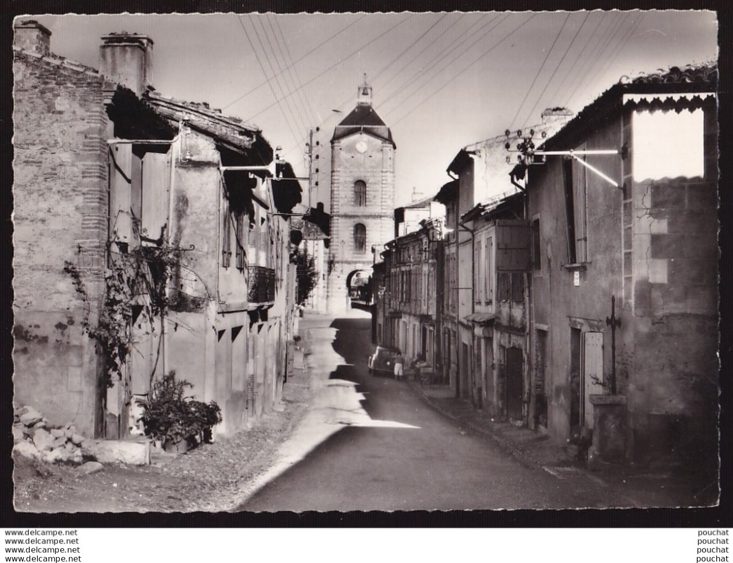 Y15-82) AUVILLAR TARN ET GARONNE)  RUE DE L ' HORLOGE - ( ANIMEE - EPICERIE - AUTOMOBILE - 2 SCANS ) ) - Auvillar