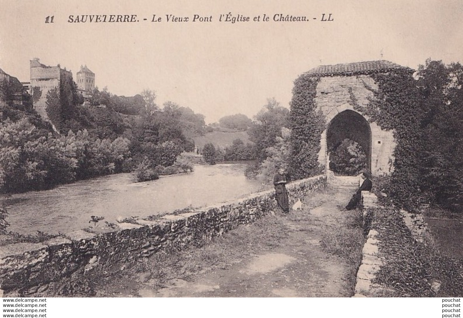 Y7-64)  SAUVETERRE DE BEARN - LE VIEUX PONT- L ' EGLISE ET LE CHATEAU  - ( ANIMEE - 2 SCANS ) - Sauveterre De Bearn