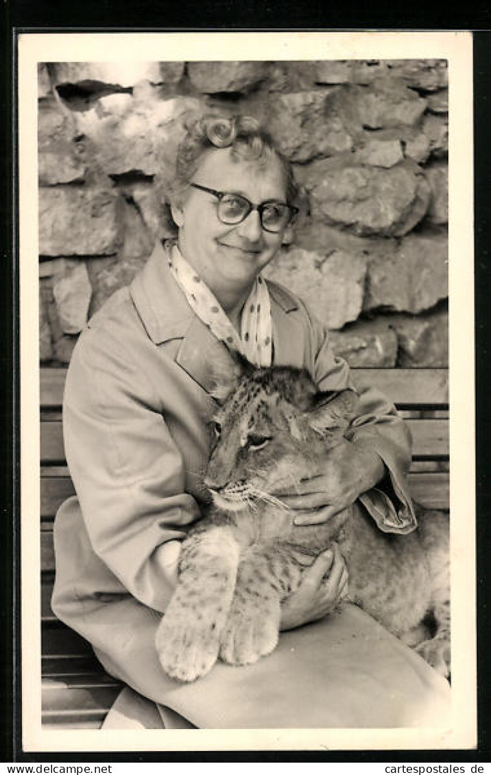 Foto-AK Lächelnde Dame Mit Tigerbaby Auf Dem Schoss, 1959  - Tijgers
