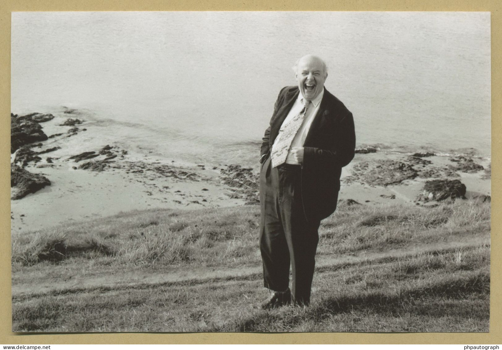 John Betjeman (1906-1984) - English Poet - Rare Signed Sticker + Photo - 1983 - Writers