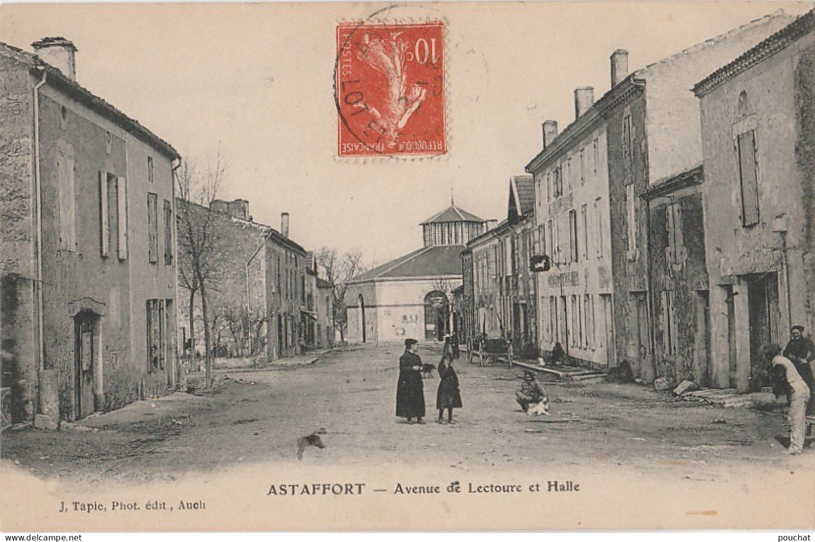 Q5-47) ASTAFFORT (LOT ET GARONNE) AVENUE DE LECTOURE ET HALLE  -  (ANIMEE - HABITANTS - VILLAGEOIS) - Astaffort