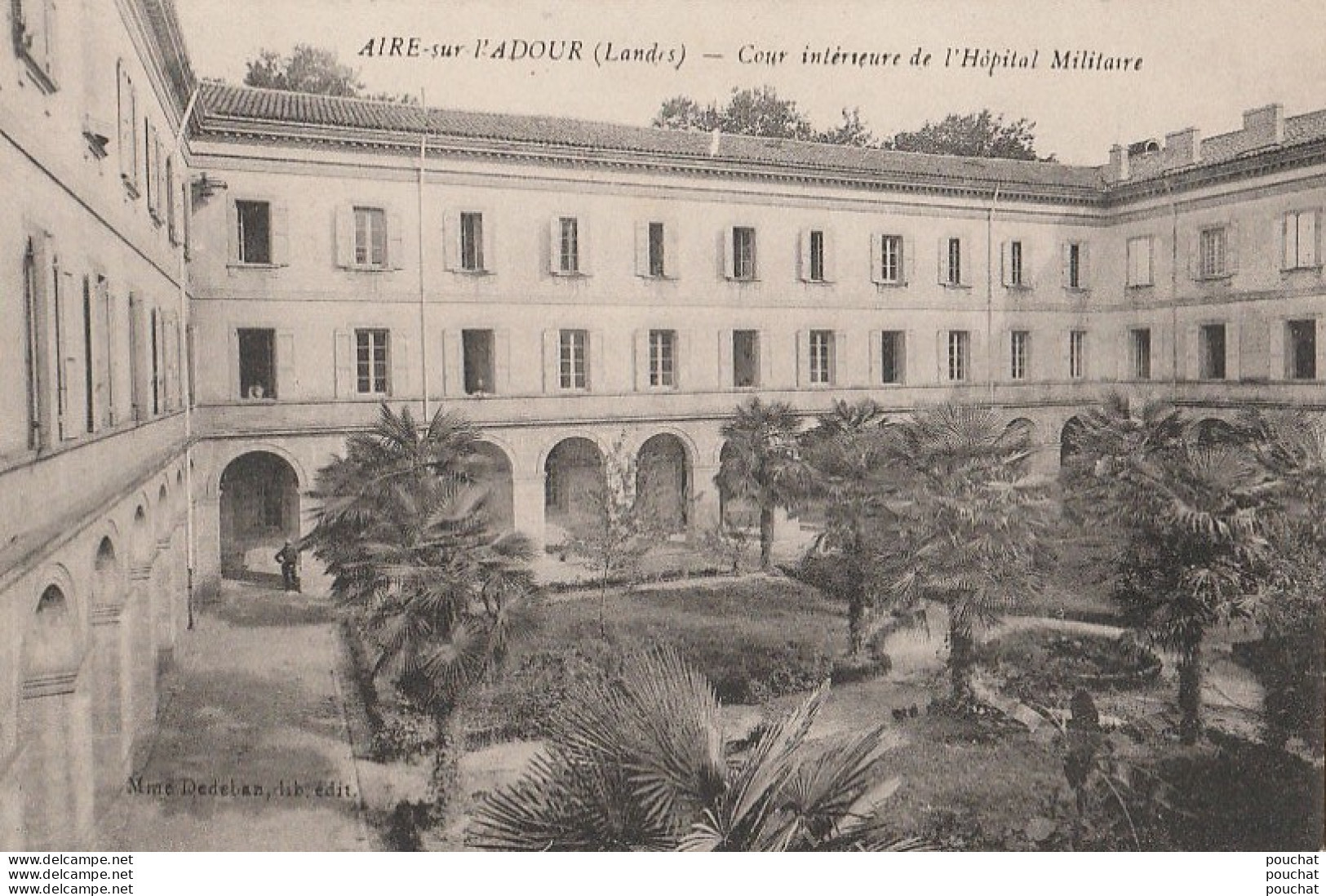 J10-40) AIRE SUR L' ADOUR (LANDES) COUR INTERIEURE DE L'HOPITAL MILITAIRE  - (2 SCANS) - Aire