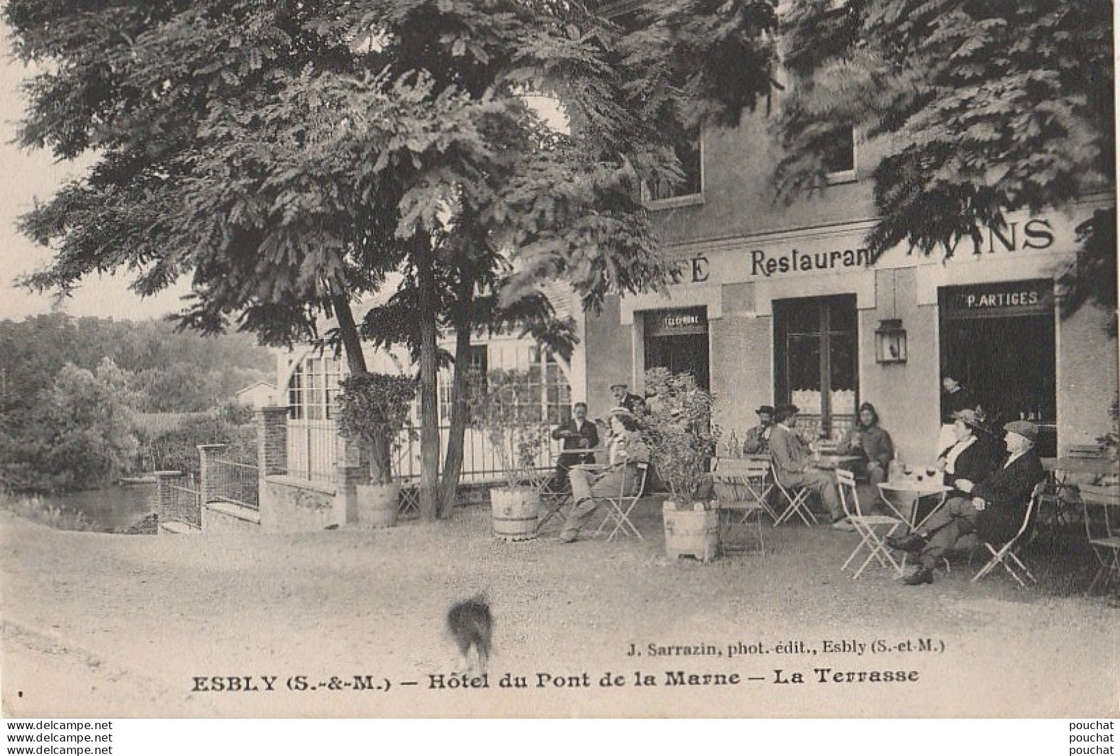 J20-77) ESBLY (SEINE ET MARNE) HOTEL DU PONT DE LA MARNE - LA TERRASSE  - (ANIMEE - PERSONNAGES - 2 SCANS) - Esbly