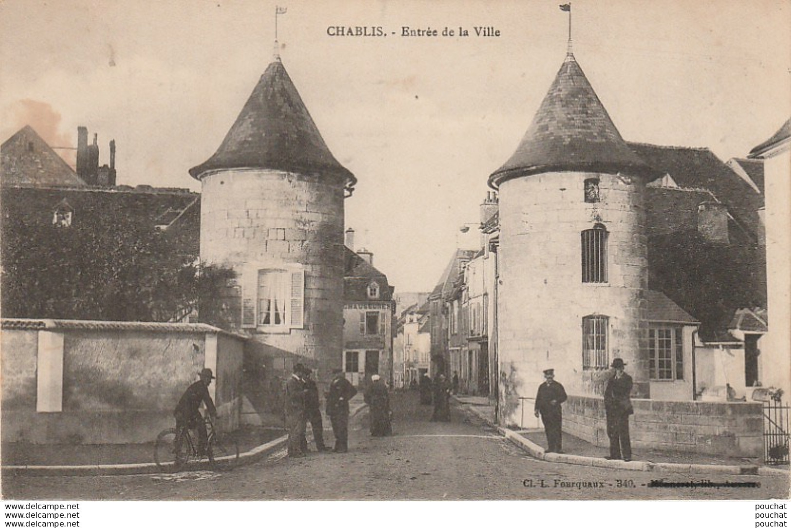 L26-89) CHABLIS - ENTREE DE LA VILLE - (ANIMEE - HABITANTS - 2 SCANS) - Chablis