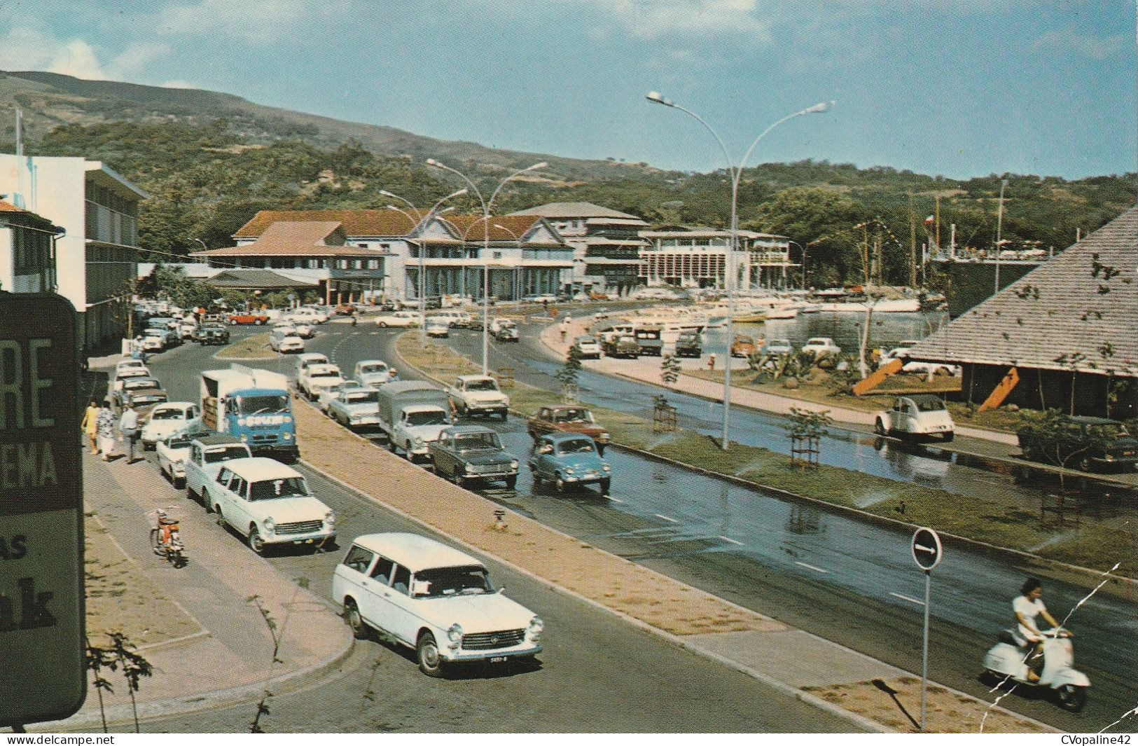 TAHITI - PAPEETE Et Son Front De Mer En 1975 (Nombreuses Voitures) - Tahiti