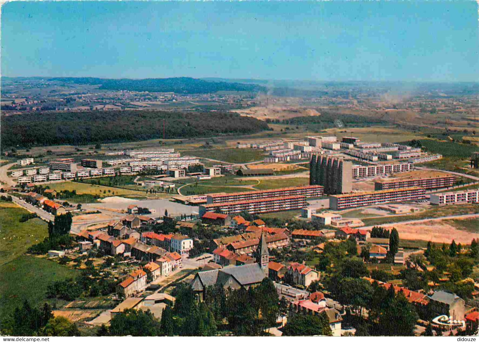 54 - Mont Saint Martin - Vue Générale Aérienne - En Arrière-plan Z.U.P. Et Frontière - CPM - Voir Scans Recto-Verso - Mont Saint Martin