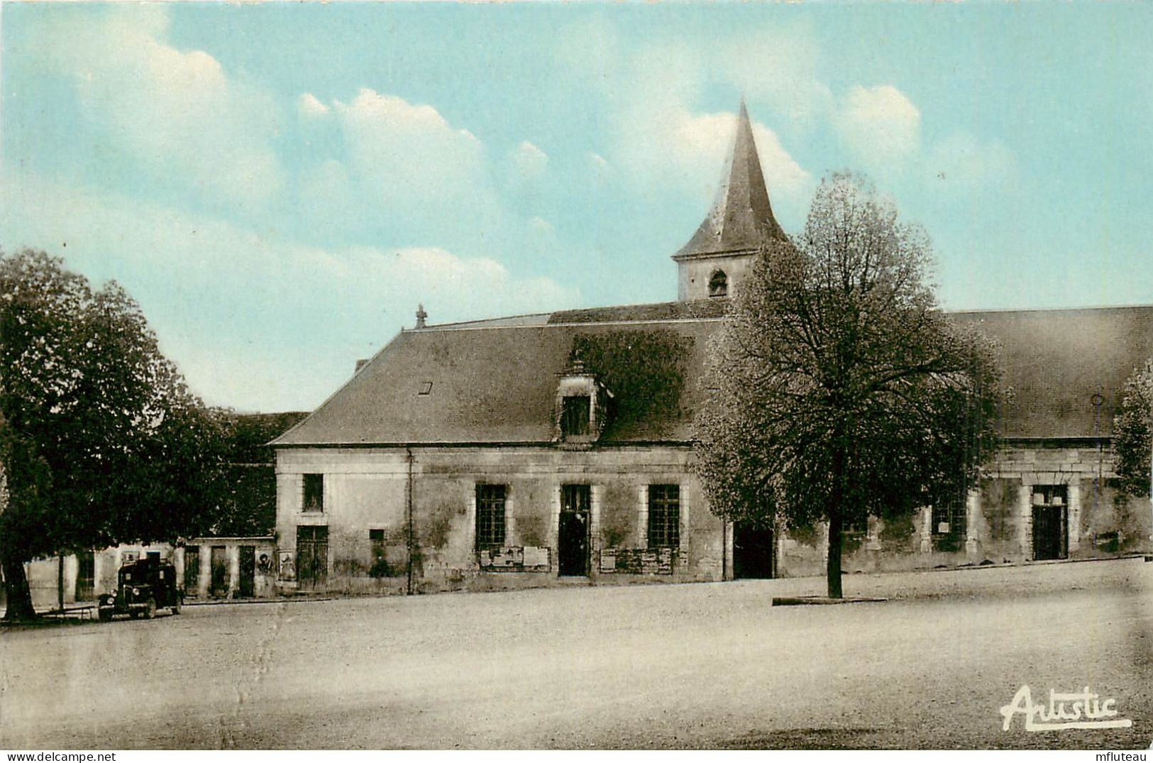 89* COURSON LES CARRIERES  Place De La Halel CPSM (9x14cm)       RL44,0639 - Courson-les-Carrières